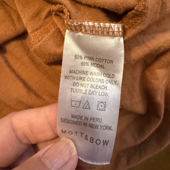 Mott & Bow Fitted V-Neck Marcy Tee in Cardamon (rust) Size XL - Picture 9 of 9